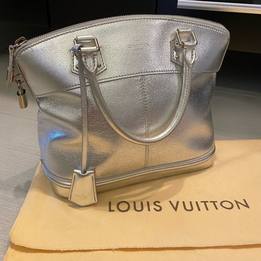SOLD 💎 AUTHENTIC 💎 LOUIS VUITTON Lockit Suhali Argent